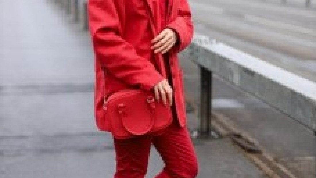 Harmfreefashion-models-monochrome-red-street-style-outfit-thrifted-oversized-blazer-Closed-ankle-crop-pants-penny-loafers-vegan-Angela-Roi-bag-3464-683x1024-228x300